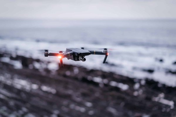 Quelles sont les implications juridiques de l'utilisation des drones par les entreprises de livraison?