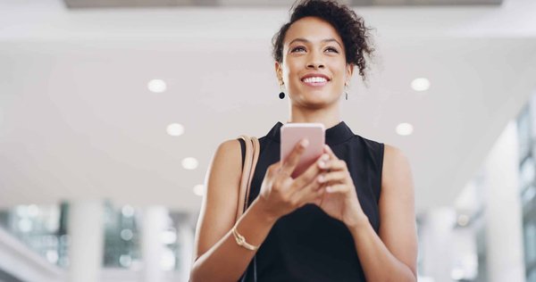 Quels canaux de communication les services d'aide à domicile peuvent-ils utiliser pour maintenir une relation de confiance avec les familles des clients ?